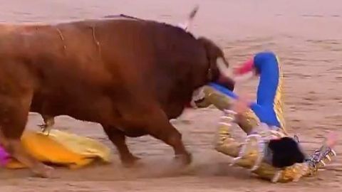 El colombiano Sebastián Ritter es cogido por el toro en la Plaza de Las Ventas de Madrid.