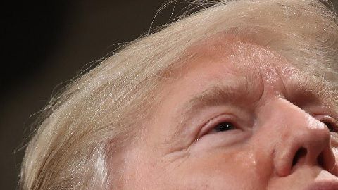 El presidente Trump presiona a su homólogo mexicano López Obrador sobre la inmigración de indocumentados.