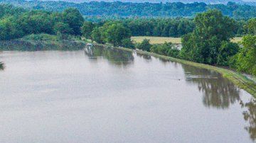 La crecida del río Arkansas rompe un dique en Dardanelle.