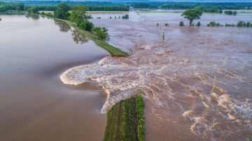 La crecida del río Arkansas rompe un dique en Dardanelle.