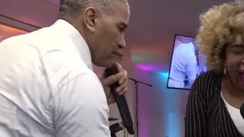 La mujer gritaba y se movía desesperadamente.