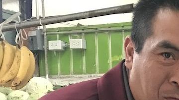 Apolinar Molina muestra los aguacates que muchos rechazan por el precio.