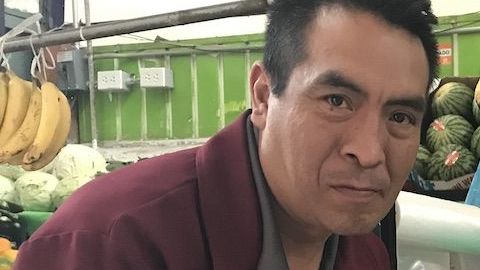 Apolinar Molina muestra los aguacates que muchos rechazan por el precio.