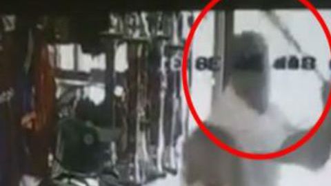 VIDEO: Ladrón golpea brutalmente a mujer con bate de beisbol