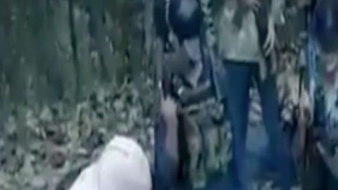 VIDEO: Narcos posan junto a víctima asesinada; dicen que terminó así por esto