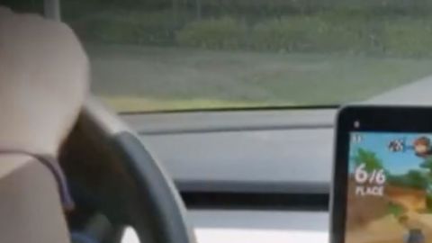 Para poder divertirte con este juego debes tener el automóvil totalmente detenido.