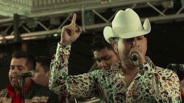 "El Bebeto" usa vehículos clásicos en sus videos musicales