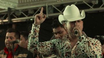 "El Bebeto" usa vehículos clásicos en sus videos musicales