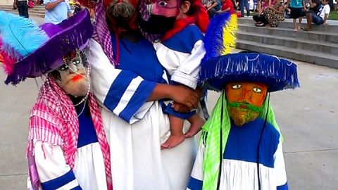 Chinelos morelenses en Chicago. (Irene Tostado / La Raza)