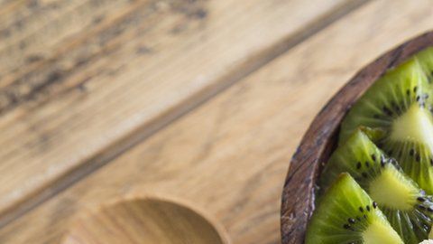 Este delicioso fruto morado reduce significativamente los niveles de cortisol (la hormona del estrés), promoviendo un sueño reparador.