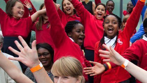 En los coros comunitarios se aceptan personas de todas las edades.