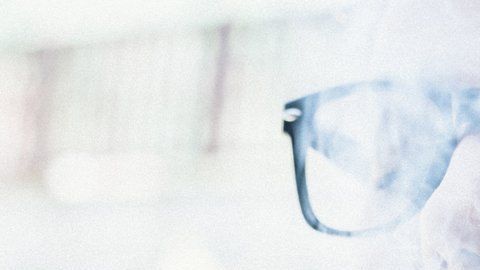 El humo del cigarro daña tanto a los fumadores activos como a los pasivos.