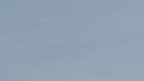 Se cree que el hombre cayó de un avión de Kenya Airways.