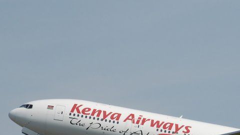 Se cree que el hombre cayó de un avión de Kenya Airways.