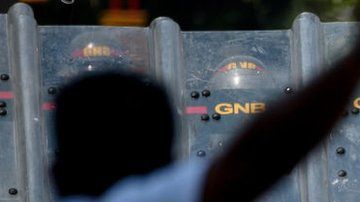 La policía empezó a reprimir la protesta sin lanzar ninguna advertencia