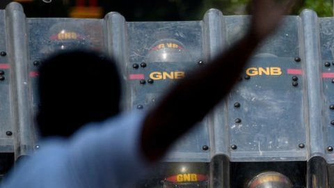 La policía empezó a reprimir la protesta sin lanzar ninguna advertencia