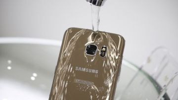 Los anuncios de Samsung mostraban que sus teléfonos seguían funcionando después de mojarse con agua.