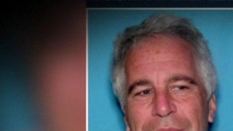 Jeffrey Epstein está acusado de tráfico sexual con niñas.