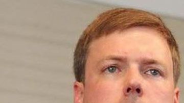 Larrison Campbell (d) pidió seguir al candidato Robert Foster en un viaje.