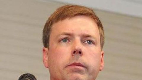 Larrison Campbell (d) pidió seguir al candidato Robert Foster en un viaje.