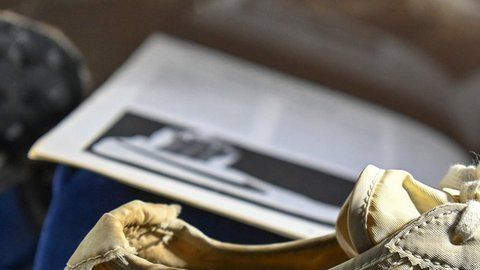 Se cree que el par de zapatillas Nike Waffle Racing Flat Moon Shoe que adquirió un empresario canadiense nunca fueron usadas.