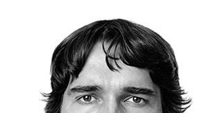 Arnold Schwarzenegger antes de usar la aplicación, después de usarla y como luce en la vida real actualmente.