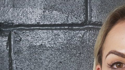 Naomi Macarthur dice que tras la cirugía estética, comenzó a sufrir "síntomas espantosos".