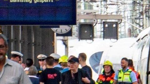 El sujeto también aventó a la mamá del menor, que se enuentra grave en el hospital.