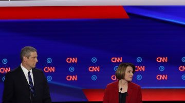 Sanders y Warren recibieron varios ataques.