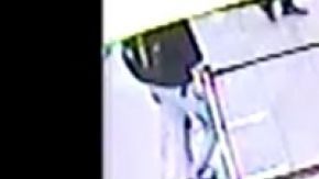 El menor al caer en la cinta.