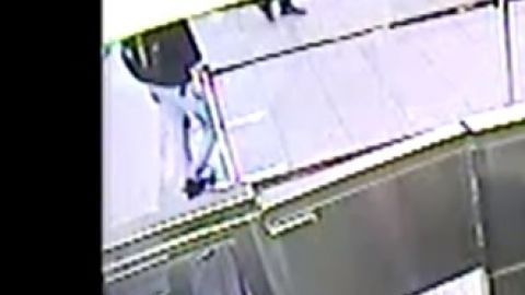 El menor al caer en la cinta.