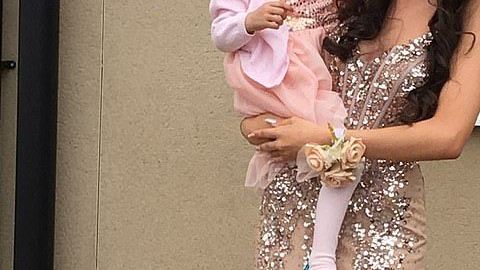 Lara Nixon fue al baile de graduación de su hermana como si fuera el suyo propio.