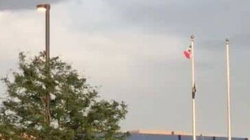 La bandera de México en una de las astas.