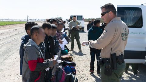 La llegada de miles de inmigrantes creó una crisis humanitaria.