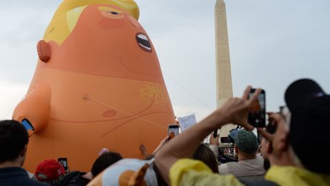 Críticos pasearon el "bebé Trump" antes del discurso en la capital