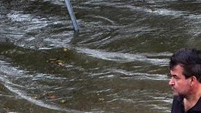Chris Ladner camina en una zona inundada de Lake Pontchartrain como resultado de los primeros efectos del huracán Barry en Mandeville, Louisiana.