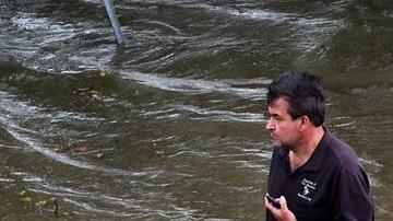 Chris Ladner camina en una zona inundada de Lake Pontchartrain como resultado de los primeros efectos del huracán Barry en Mandeville, Louisiana.