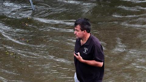 Chris Ladner camina en una zona inundada de Lake Pontchartrain como resultado de los primeros efectos del huracán Barry en Mandeville, Louisiana.