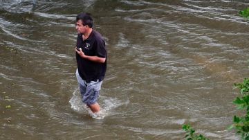 Chris Ladner camina en una zona inundada de Lake Pontchartrain como resultado de los primeros efectos del huracán Barry en Mandeville, Louisiana.