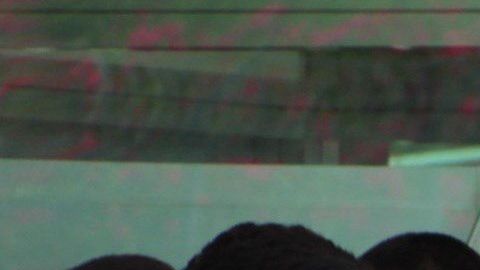 Migrantes deportados colocan sus pertenencias en bolsas, en Matamoros.