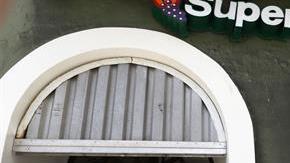 Comerciantes tapan con zinc las puertas de sus negocios en San Juan.