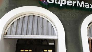 Comerciantes tapan con zinc las puertas de sus negocios en San Juan.