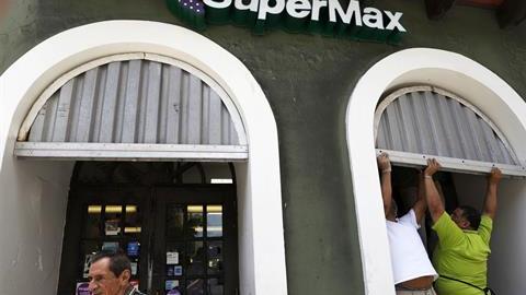 Comerciantes tapan con zinc las puertas de sus negocios en San Juan.