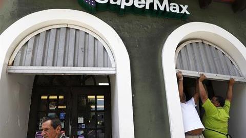 Comerciantes tapan con zinc las puertas de sus negocios en San Juan.