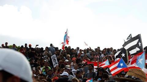 Manifestantes protestan este miércoles, por quinto día consecutivo, contra el Gobernador de Puerto Rico, Ricardo Roselló, en San Juan.
