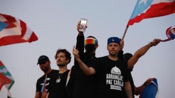 Los cantantes puertorriqueños (i-d) Ricky Martin, Tommy Torres, Bad Bunny y Residente participan en una manifestación masiva este miércoles, en contra el Gobernador de Puerto Rico.