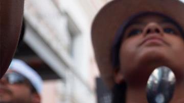 Manifestantes protestan durante un "Cacerolazo" para exigir la dimisión del gobernador de Puerto Rico Ricardo Rosselló en San Juan.