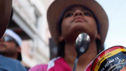 Manifestantes protestan durante un "Cacerolazo" para exigir la dimisión del gobernador de Puerto Rico Ricardo Rosselló en San Juan.