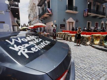 Un auto con un mensaje que pide la renuncia de Wanda Vázquez, que sustituirá a Ricardo Rosselló como gobernadora, por la calle que conduce a La Fortaleza.