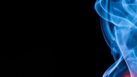 El joven quedó desfigurado del rostro, lo que ha provocado que se aísle socialmente.